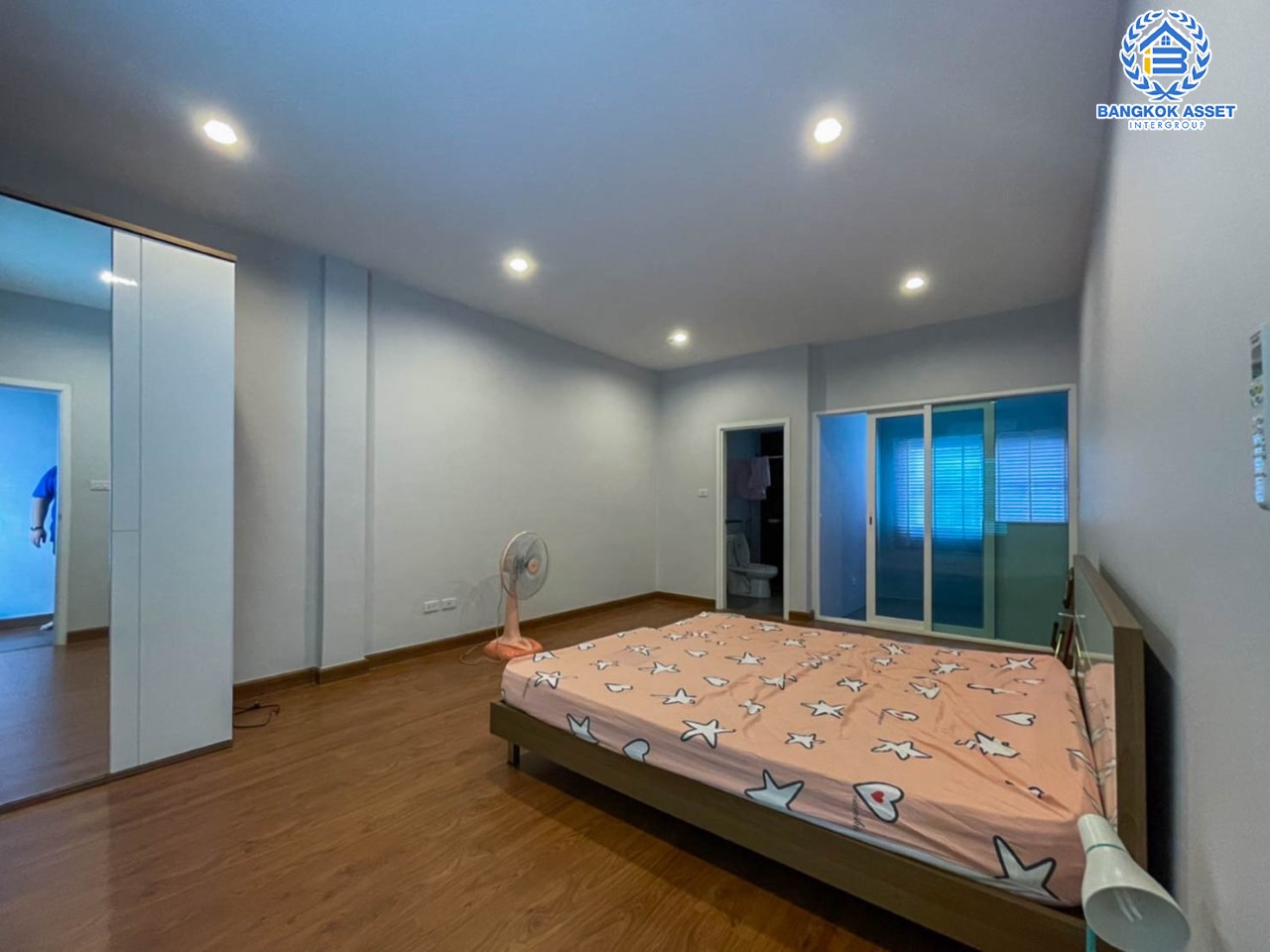 *****ทาวน์โฮมมือสอง ม. ดิเอ็กคลูซีฟ รัชดา-วงส์สว่าง บ้านสวยพร้อมเข้าอยู่ บนเนื้อที่กว่า 18.7 ตร.ว. พื้นที่ใช้สอยกว้างถึง 134 ตร.ม. 3 ห้องนอน 4 ห้องน้ำ 2 ที่จอดรถ บนทำเลโซนเมือง เดินทางสะดวกใกล้ร้านอาหาร เชื่อมต่อถนน วงศ์สว่าง, ติวานนท์, รัตนาธิเบศร์ ใกล้รถไฟฟ้าสายสีม่วงสถานี "แยกติวานนท์" และ ทางด่วน "ศรีรัช"